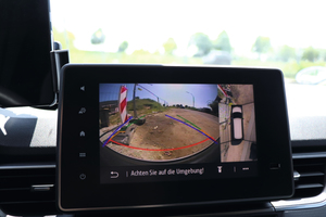  Around View Monitor: Rund um das Fahrzeug verteilte Kameras liefern eine 360-Grad-Rundumsicht, die das Einparken und Manövrieren auf engstem Raum deutlich vereinfachen. 
