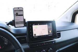  Über den Acht-Zoll-Monitor lassen sich dank Smartphone-Einbindung via Apple CarPlay und Android Auto auch die persönlichen Apps direkt im Fahrzeug nutzen. 