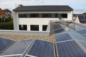  Eine Photovoltaik­anlage mit 11,67 kWp liefert ca. 10.000 kWh/Jahr – das ist mehr als der Energiebedarf für Heizung, Warmwasserbereitung und Haushaltsstrom. 