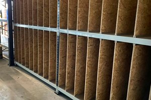  Individuell zugeschnittene Trennwände aus Holz in Kombination mit Standard-Fachbodenregalen sind eine perfekte Lösung zur Lagerung von Schlauchrollen. 