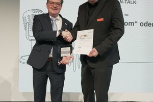  Dr. Frank Vossloh (r.), Geschäftsführer Viessmann Deutschland erhält die QZ-Urkunde von ZVSHK-Hauptgeschäftsführer Helmut Bramann. 