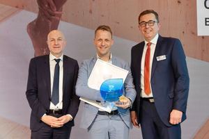  Rolf Bösinger (Staatssekretär des Bundesministeriums Wohnen, Stadtentwicklung, Bauen; links) und Michael Hilpert (Präsident des ZVSHK; rechts) übergeben den Award an Sven Rensinghoff (Leiter Marketing &amp; Produktmanagement bei Bette; Mitte). 