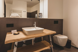  Badezimmer mit dem Waschplatz der Serie „Cape Cod“, der Armatur „C.1“ und dem „ME by Starck“-WC von Duravit. 