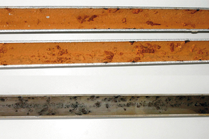  Abbildung 1: Typisches Schadensbild einer Lochkorrosion, vor (braune Verfärbung) und nach Entfernung der Deckschicht. 