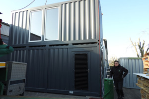  Anlieferung und Montage der Heizanlage bei A.B.S. Silo- und Förderanlagen. Rechts neben dem Container: Alexander Beck, Geschäftsführer von AF Wärme. 