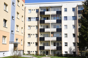  Der Plattenbau als ökologisches Vorbild: Ein Pilotprojekt in Stadtroda (Thüringen) soll zeigen, wie DDR-Typen-Wohnhäuser energieeffizient saniert werden können. Für Energieeinsparung sorgen u.a. Systeme für Wärmerückgewinnung aus Abwasser und Abluft. 