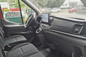  Eine bequeme Fahrerkabine für bis zu drei Passagiere mit vielen Ablagemöglichkeiten in den Türen, über der Windschutzscheibe und sogar unter den Beifahrersitzen.  