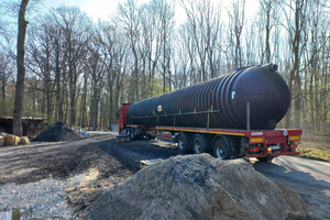  Die beiden Behälter zur Sammlung des Regenwassers wurden ohne den Aufwand eines Sondertransportes angeliefert.  