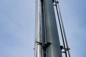  Rechts: Die Abgasanlage misst etwa 12 m in der Höhe. Die vier Abgasleitungen hängen als sogenannte Satelliten am spiralgeschweißten Trägerrohr. 