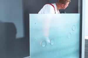  Schritt 2Zum Einsetzen der unteren Glasscheibe wird die Glasscheibe in der Breite ausgerichtet und in der Wandleiste fixiert. Anschließend wird der innere Führungskanal der Wandleiste auf Höhe der unteren Glasscheibe mit einer Abdeckleiste verschlossen. 