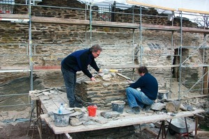  Fit restaurierenUnternehmer Michael Dausner (li.) auf seiner jüngsten Baustelle, der Burg von Kastellaun 