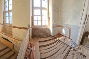  Treppenhaus im Rohbau: Die aufgeschlitzten und Wände zeigen den Primärkreis und zwei der zusätzlichen Sekundärschleifen. 