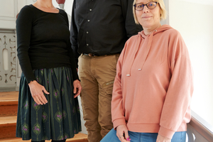  Das Team (v. l.): Bauherrin Susanne Strauss mit Uwe Täuber, Gebietsverkaufsleiter bei Windhager, und Sandra Schuster, Heizungs-, Klima- und Lüftungstechnikerin bei Kachelmann Bad &amp; Heizung. 