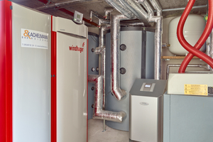  Der Heizungsraum im Nebengebäude fasst einen Pellet-Großkessel von Windhager mit Fernzugriffsoption, zwei 800-l-Pufferspeicher sowie die Entgasungsstation. 