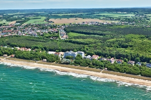  Luftansicht auf das Ostseebad Kühlungsborn mit seiner Strandpromenade. In der Mitte des Bildes das Hotel Upstalsboom. 