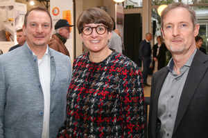  <div class="bildtext_1">(v.l.n.r.) Michael Gatzke (Commercial Director Alape), Yvonne Dallmer (Geschäftsführerin Dallmer) und Oliver Held (Managing Director Laufen) freuen sich über den gut besuchten gemeinsamen Auftritt.</div> 