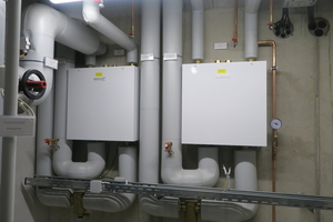  Die zwei Hydroboxen von Brötje erleichterten die hydraulische Anbindung der Wärmepumpen in das System während der Installation. 