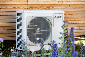  Jedes Ferienhaus verfügt über ein eigenes Außengerät mit einer Heizleistung von 7,0 und einer Kälteleistung 5,4 kW. 