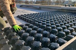  Retentions-Gründach „Sponge City Roof”. Oberhalb Dämmung und Dichtung 8 cm hohe Spacer-Elemente mit Hohlräumen für flächigen Wasserspeicher mit einem Volumen von 19,2 m³ und einer maximalen Last von 80 kg/m². Dies liegt noch deutlich unter der für den Winter zu berücksichtigenden Schneelast vor Ort.  