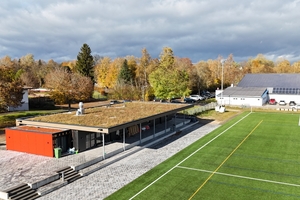  Sportanlage Im Haberfeld, Donaueschingen. Neubau des Vereinsheims SSC links im Bild, mit Retentions-Gründach „Sponge City Roof“, zum Zeitpunkt der Fertigstellung im November 2023.  