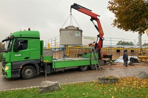  Lieferung des unterirdischen Regenspeichers „PF 7600“ aus Betonfertigteilen, mit integriertem Filterkorb im Zulauf und werkseitig vormontierten Wanddurchführungen für Zu- und Überlauf sowie einem Leerrohr als Verbindung zum Regencenter im Gebäude. 