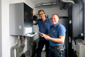  Inhaber und Geschäftsführer Ulf Stuckenberg und SHK-Fachhandwerker Alexander Skelly von Stuckenberg Haustechnik bei der Inbetriebnahme der Wärmepumpe. 