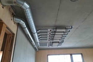  Unteransicht der ausgeschalten Betondecke mit Anschluss an das RLT-Lüftungssystem. 