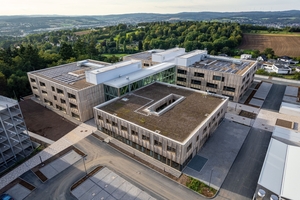  Der Neubau besteht aus vier Baukörpern, verbunden über eine gläserne Pausenhalle. 