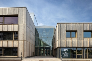  Die neue Theodor-Heuss-Schule in Wetzlar präsentiert sich als moderner Holz-Hybridbau mit hinterlüfteter Fassade. 