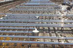  Verlegung der „Concretcool“-Systemeinheit auf der unteren Bewehrung der Stahl-Beton-Decken. 