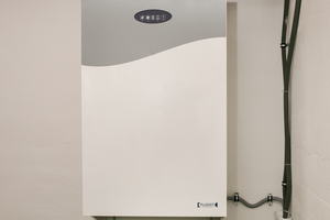  Das zentrale Lüftungsgerät „Pluggit AP460“ im eingebauten Zustand im Kellerraum des Hauses. 