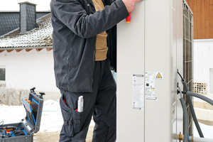  <div class="bildtext_1">Seit zehn Jahren baut Özdemir kontinuierlich Wärmepumpen ein und befasst sich intensiv mit dieser Form der alternativen Heiztechnik.</div> 