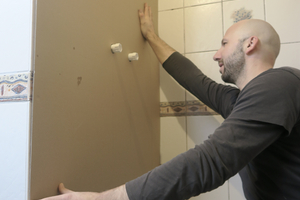  Die Bohrungen für die Armatur kontrollierte Sven Kraemer akribisch. 