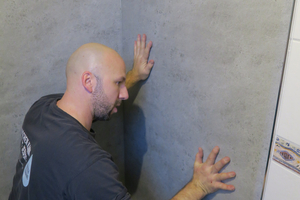  Die passend geschnittene Rückwand für die rechte Seite der Dusche wurde in das Profil eingeschoben und gleichmäßig angedrückt. 