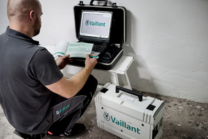  Bei der Inbetriebnahme der Wärmepumpen-Kaskade unterstützte der Vaillant Werkskundendienst. Das gibt dem ausführenden Fachhandwerksunternehmen zusätzliche Sicherheit, bis hin zu 5 Jahren Garantie. 