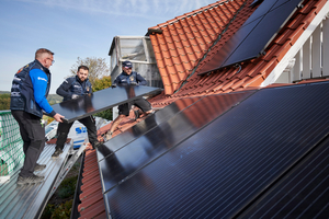  Marcus Zimmermann (li.) installierte auf dem Hause Benthin als Rückgrat des gesamten Wärmekonzeptes eine PV-Fläche mit über 25 kWp Gesamtleistung. 