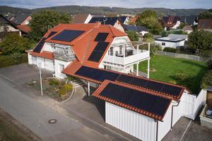 Landschaftlich gut gelegen, immer wieder modernisiert und jetzt auch energetisch zukunftssicher aufgestellt: das Zweifamilienhaus von Familie Benthin in Ostwestfalen. 