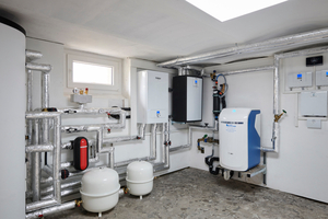  Aufgeräumt präsentiert sich der Heiztechnikraum mit 500-l-Pufferspeicher, „eloBlock“-Zusatzheizgerät, Hydraulikstation, Enthärtungsanlage und Vaillant Regeltechnik (v.li.). 