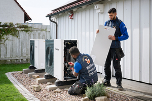  Die Wärmepumpen-Kaskade fand hinter dem Doppelcarport sicht- und schallgeschützt einen optimalen Aufstellplatz. 