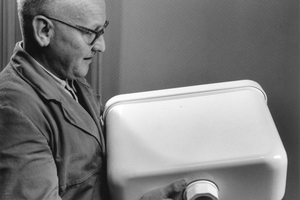  Ein technischer Berater präsentiert eins der frühen Spülkastenmodelle aus PVC. Spülkästen komplett aus Kunststoff waren eine Weltneuheit in den 1950er-Jahren. 