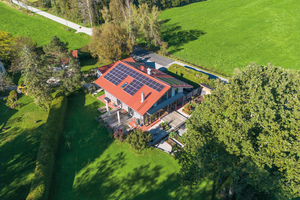  Mit der PV-Anlage, niedrigem Energieverbrauch und einem Garten in Permakultur bleiben hinsichtlich Komfort und Nachhaltigkeit keine Wünsche offen. Nur in puncto Raumklima musste noch etwas nachgeholfen werden. 