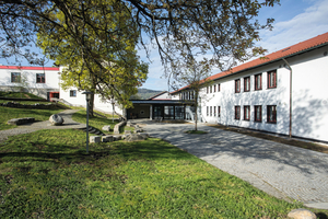  Die Sport-Mittelschule Hauzenberg ist eine der größten Mittelschulen im Landkreis Passau. Das Schulareal besteht aus vier Gebäuden, die in den 1960er Jahren erbaut wurden. 