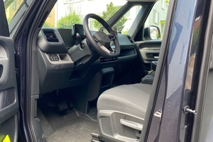  Das Cockpit des „ID. Buzz“ ist übersichtlich, hat zahlreiche Ablageflächen, Stecker fürs Handy sowie eine induktive Ladefunktion. 