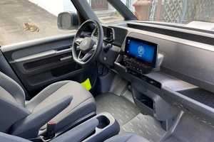  Der zehn Zoll große Touchscreen ist mittig montiert, was die Bedienung etwas erschwert. 