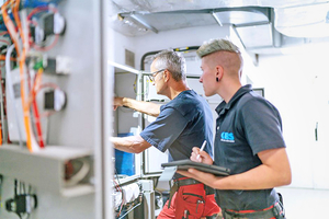  <div class="bildtext_1">Effektives Arbeiten beim Kühlanlagenbauer GBS. Alle Informationen zur Anlage liegen mobil vor und keine Mate­rialien fehlen. </div> 