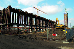  Messehallen entkerntBis Mai 2006 wurden die alten, direkt am Rheinufer gelegenen Messehallen entkernt. Nur die denkmalgeschützten äußeren Backsteinmauern und der markante Messeturm bleiben erhalten. Ab 2008 will der TV-Sender RTL hier sein neues Domizil aufschlagen 