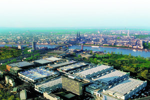  Koelnmesse aus der LuftIm Vordergrund sind die vier neuen Messehallen und der viertelkreisförmige neue Nordeingang zu erkennen 