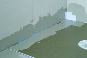  Arbeitsschritt 5:Die „KMK“-Abdichtmasse nun auch auf die umliegende Wand und die Bodenbereiche gleichmäßig dünn auftragen. Auch die Oberseite der Dichtband-Innenecke überspachteln 