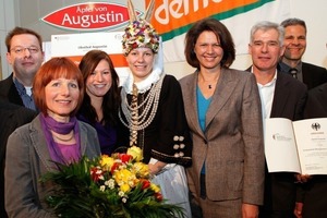  Preisverleihung in Berlin am 22. Januar 2010 (von links) Dipl.-Ing. Ingo Stöver, Katrin Augustin, Catharina Augustin, Blütenkönigin Rebecca Rieper, Bundeslandwirtschaftsministerin Ilse Aig­ner, Preisträger Dierk Augustin und Stefan Illi (Demeter) 