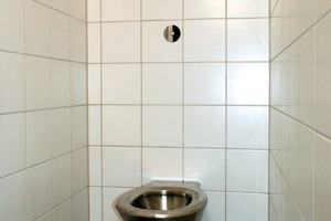  Technik im Verwahr-WCDer robuste WC-Wandeinbau-Spüler „Verona E“ mit der verborgenen Spültechnik in der Wand und nur einer Taste zur Spülauslösung per Fingertipp wurde als vandalensichere Lösung eingebaut 